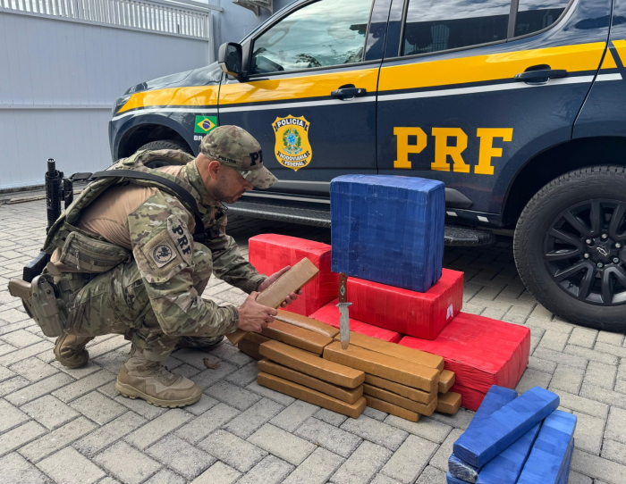 PRF localiza 132 kg de maconha em automóvel na BR-101 em Barra Velha